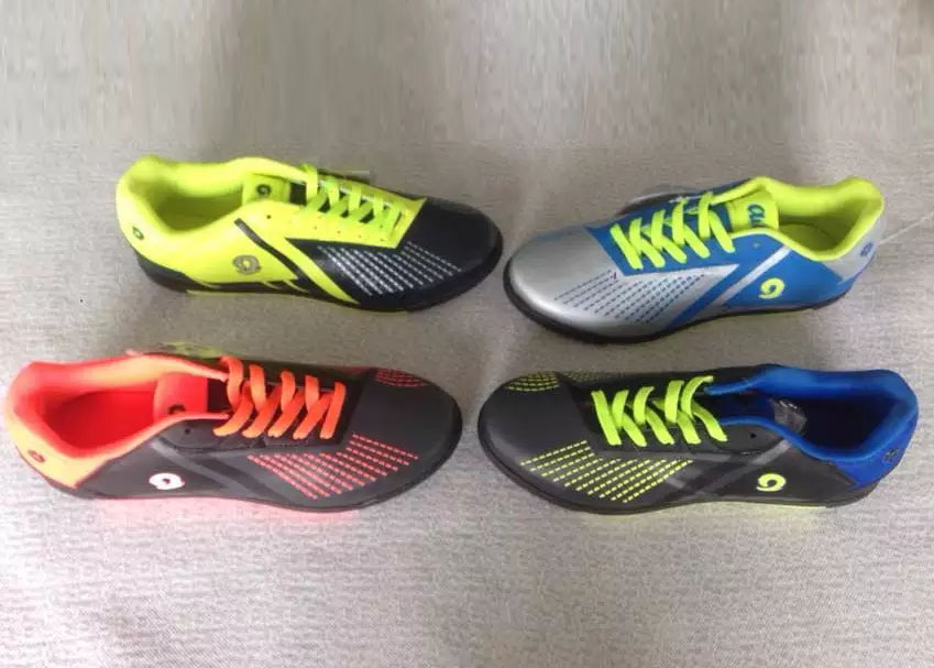 New style fashion low price men's football shoes