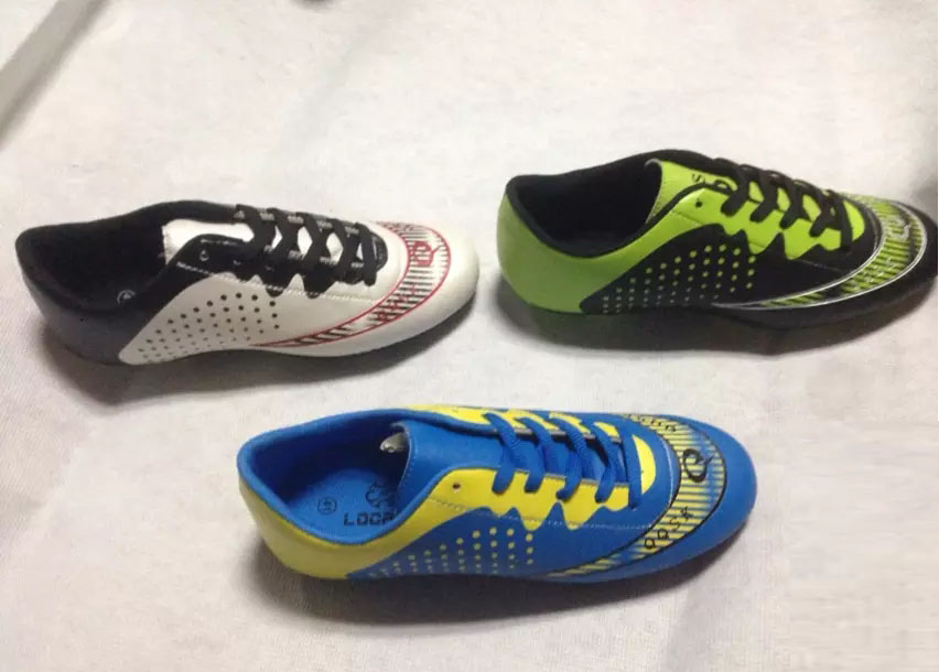 New style fashion low price men's football shoes